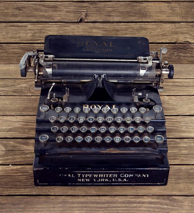 Image of an old typewriter.