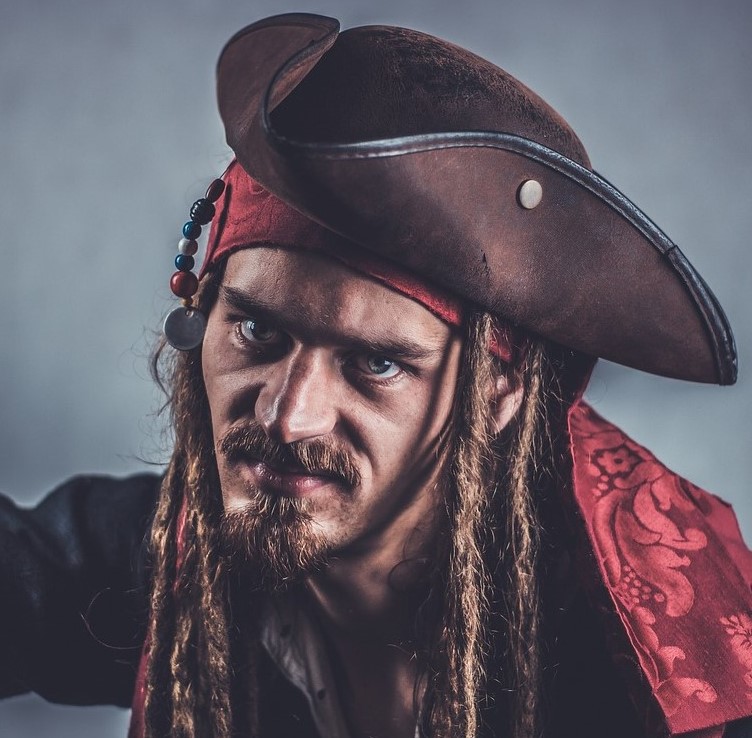 Image of a pirate holding a knife.
